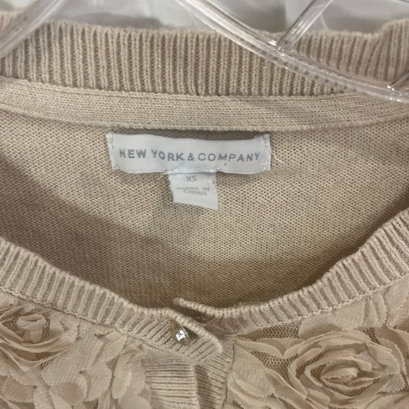 New York & Company Rose Petals Cardigan/ Sweater Sz XS Button Up L. Sleeve - Picture 2 of 7